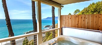 Amazing 2 bedroom by OceanviewHotTubs Tesla charging Shelter Cove Oceanfront
