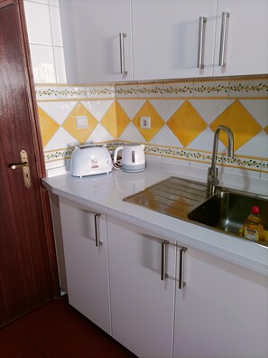 Fridge, microwave, oven, stovetop - Holiday Home 'Valley T2 Duplex' with Mountain View, Wi-Fi and Air Conditioning (Vila Nova de Foz Côa)
