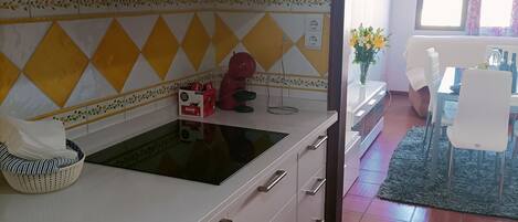 Réfrigérateur, micro-ondes, four, plaque de cuisson