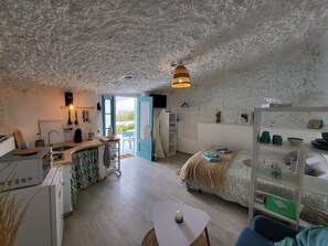 1 bedroom, free WiFi, bed sheets, wheelchair access - 'Casa Hélène' with Sea Views, Shared Pool and Wi-Fi (Fasnia)