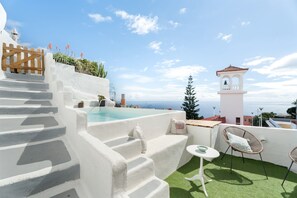Property grounds - 'Casa Hélène' with Sea Views, Shared Pool and Wi-Fi (Fasnia)