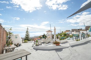 Outdoor dining - 'Casa Hélène' with Sea Views, Shared Pool and Wi-Fi (Fasnia)