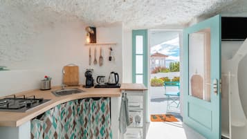 Réfrigérateur, micro-ondes, plaque de cuisson, cafetière/bouilloire