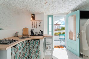 Fridge, microwave, stovetop, coffee/tea maker - 'Casa Hélène' with Sea Views, Shared Pool and Wi-Fi (Fasnia)