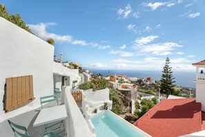 Property grounds - 'Casa Hélène' with Sea Views, Shared Pool and Wi-Fi (Fasnia)