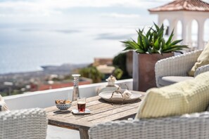 Outdoor dining - 'Casa Hélène' with Sea Views, Shared Pool and Wi-Fi (Fasnia)