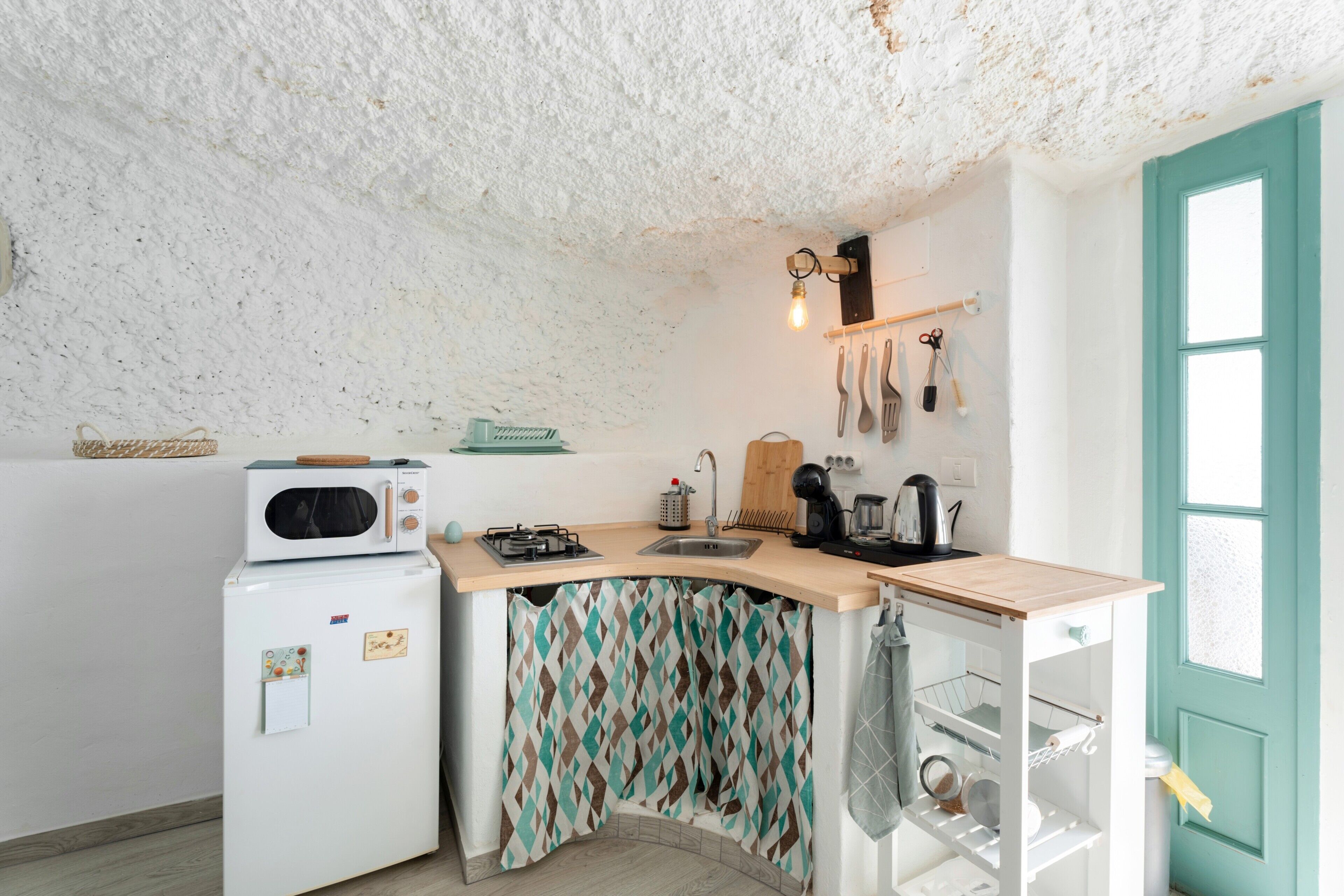 冷蔵庫、電子レンジ、コンロ、コーヒー / ティーメーカー