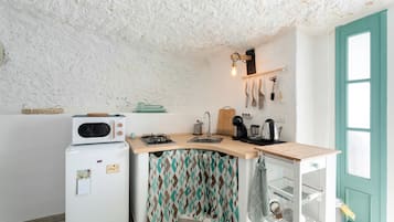 Réfrigérateur, micro-ondes, plaque de cuisson, cafetière/bouilloire