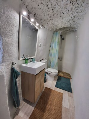 Douche, sĂšche-cheveux, serviettes fournies