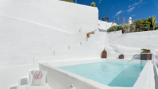 A white-walled pool area with steps leading to a rooftop terrace. - 'Casa Hélène' with Sea Views, Shared Pool and Wi-Fi (Fasnia)