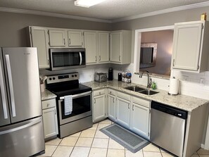 Fridge, microwave, oven, stovetop - Closest condo to Sanford Stadium with parking 2 tenths of a mile  (Athens)