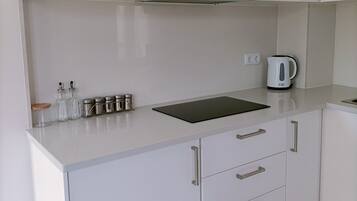 Refrigerador, microondas, placa de cocina, cafetera/tetera