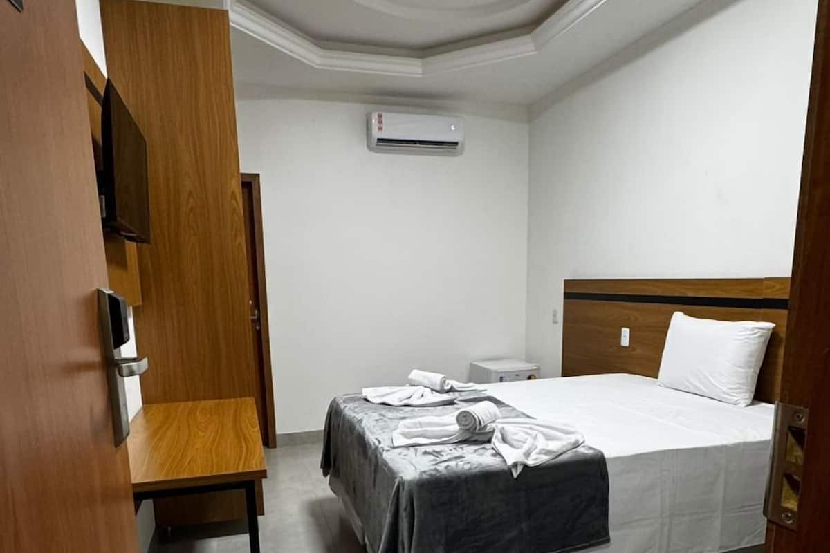 Standard Double Room | Hypo-allergenic bedding, Select Comfort beds, laptop workspace