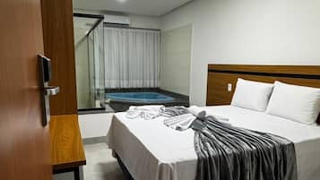 Quarto casal luxo, vista para o pátio | Roupas de cama antialérgicas, camas Select Comfort