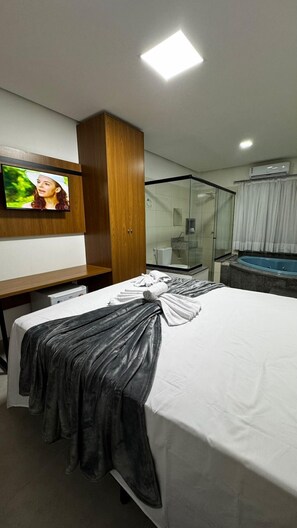 Deluxe-Doppelzimmer, Blick auf den Innenhof | 1 Schlafzimmer, Allergikerbettwaren, Select-Comfort-Betten