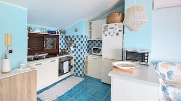 Kühlschrank, Mikrowelle, Herdplatte, Wasserkocher mit Kaffee-/Teezubehör