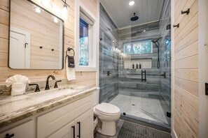 Shower, hair dryer, towels - Family Fun HQ: Arcade, Mini Golf & Frisbee Golf (Broken Bow)