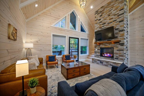 Smart TV, fireplace, table football - Family/Group Getaway - Putt Putt, Frisbee Golf (Broken Bow)