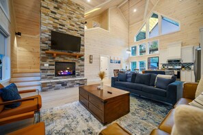 Smart TV, fireplace, table football - Family Fun HQ: Arcade, Mini Golf & Frisbee Golf (Broken Bow)