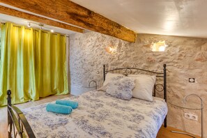 2 habitaciones, tabla de planchar con plancha y ropa de cama 