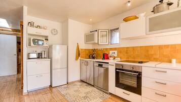 Frigorífico, microondas, horno y placa de cocina