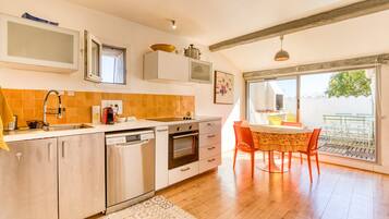 Køleskab, mikrobølgeovn, ovn, kogeplade