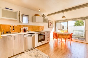 Fridge, microwave, oven, stovetop - Apartment 'Siesta Sete' with Private Terrace and Wi-Fi (Sète)