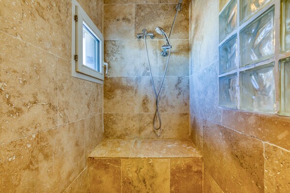Shower, free toiletries, hair dryer, towels - Apartment 'Siesta Sete' with Private Terrace and Wi-Fi (Sète)