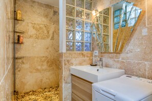 Shower, free toiletries, hair dryer, towels - Apartment 'Siesta Sete' with Private Terrace and Wi-Fi (Sète)