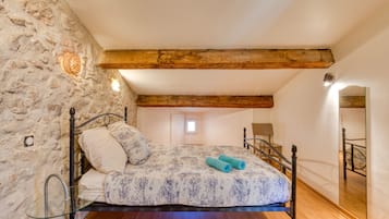 2 sovrum, skrivbord, strykjÀrn/strykbrÀda och sÀngklÀder