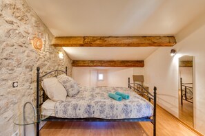 2 bedrooms, desk, iron/ironing board, bed sheets - Apartment 'Siesta Sete' with Private Terrace and Wi-Fi (Sète)