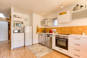 ثلاجة، ميكروويف، فرن، موقد طهي مسطح