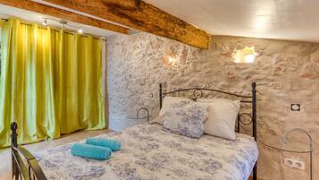 2 chambres, bureau, fer et planche à repasser, draps fournis