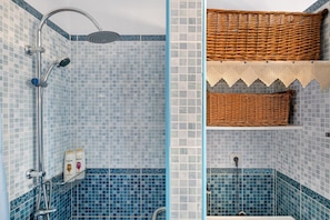 Een douche, een haardroger, handdoeken