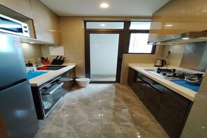 ثلاجة، ميكروويف، فرن، موقد طهي مسطح