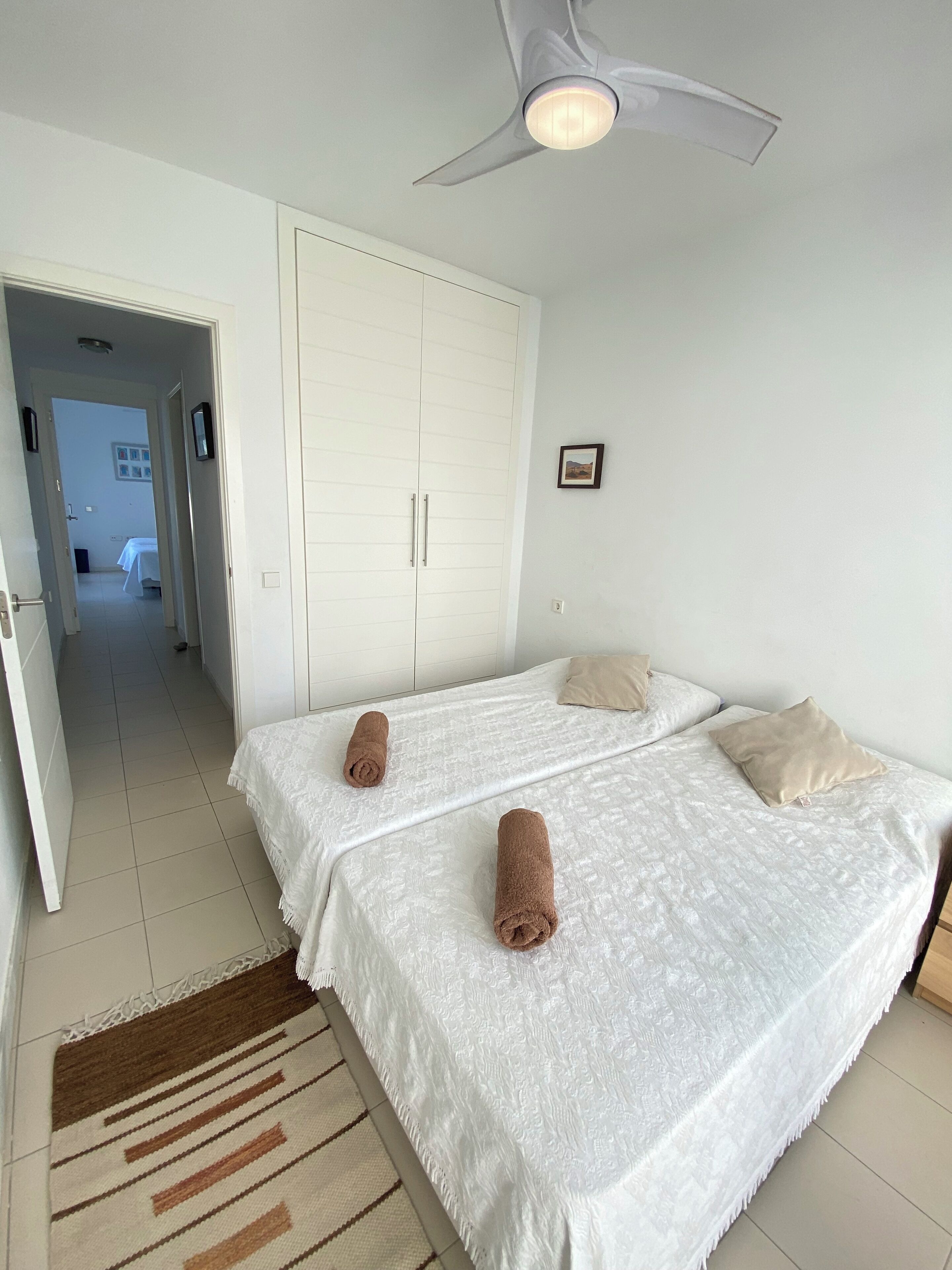 2 slaapkamers, een strijkplank/strijkijzer, beddengoed