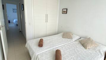 2 slaapkamers, een strijkplank/strijkijzer, beddengoed