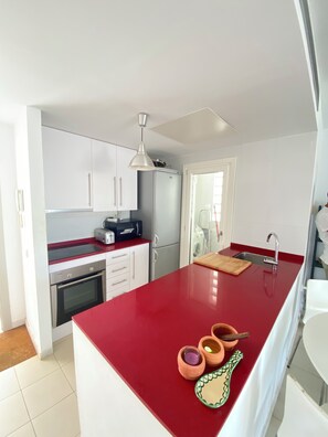 Een magnetron, een oven, een kookplaat, een vaatwasser