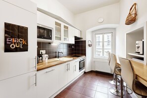 Réfrigérateur, micro-ondes, plaque de cuisson, lave-vaisselle