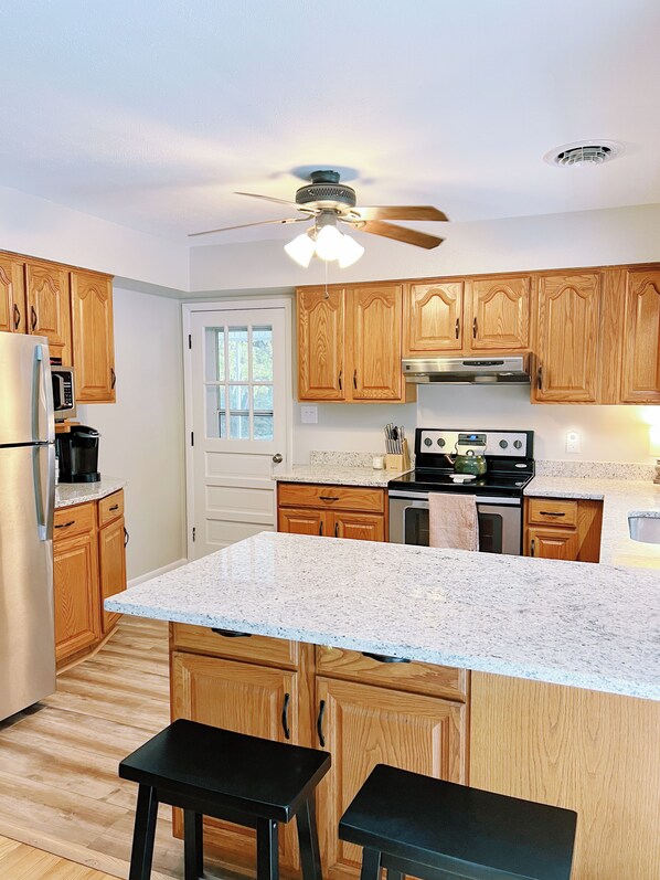 Refrigerador, microondas, horno y parrilla de estufa 