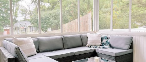 TV connectée, cheminée, baby-foot, table de tennis de table