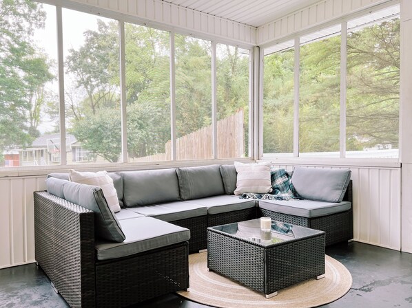 Smart TV, fireplace, foosball, table tennis - Family Friendly Rancher with Large Fenced Yard, 5 mins from I-81. (Woodstock)