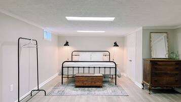 4 bedrooms, iron/ironing board, free WiFi, bed sheets