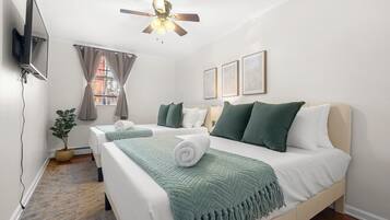 3 chambres, bureau, fer et planche à repasser, lit de bébé portatif