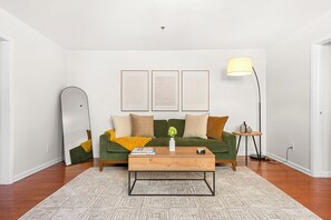 Smart TV - Spacious 3BR• FREE Parking • Min to NYC • Sleeps up to 10 • W/D (Hoboken)