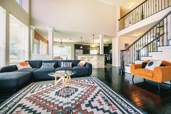 Smart TV, fireplace, table football, books - Spacious 5bed/3.5bath Private Yard / SeaWorld/BMT/Six Flags (San Antonio)