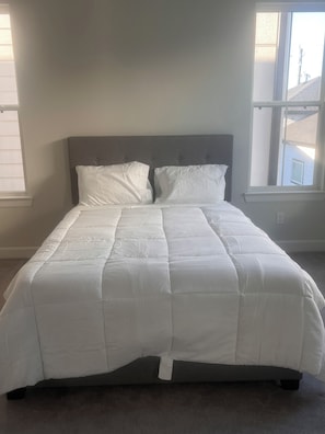 3 habitaciones, tabla de planchar con plancha, wifi y ropa de cama