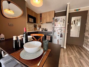 Wasserkocher mit Kaffee-/Teezubehör, Kühlschrank, Mikrowelle, Ofen