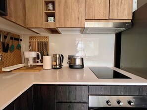 Coffee/tea maker, fridge, microwave, oven