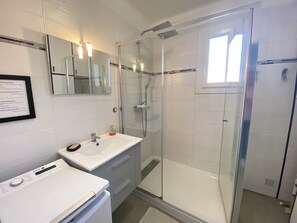 Douche, séchoir à cheveux, serviettes fournies